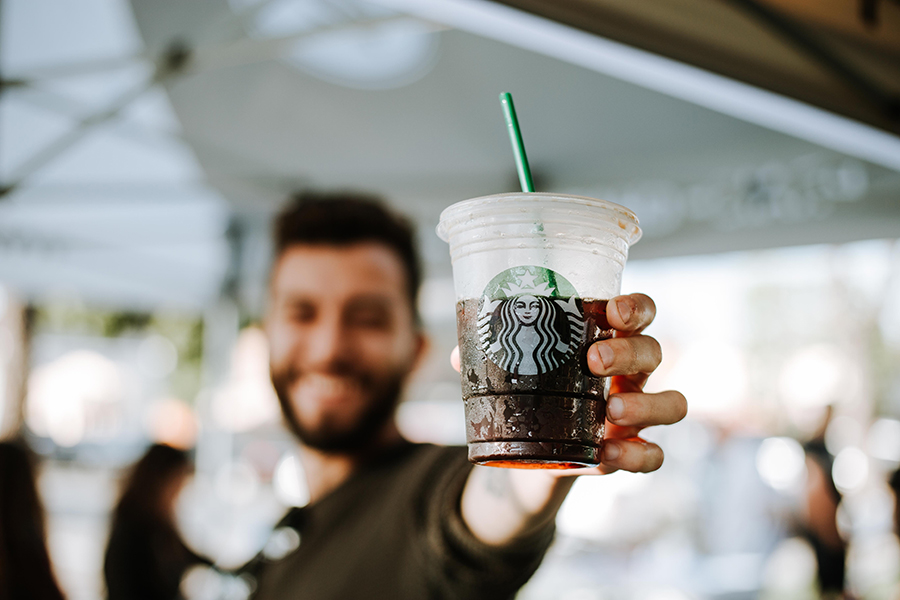 Starbucks позбудеться пластикових трубочок за наступні два роки