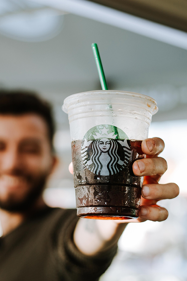 Starbucks позбудеться пластикових трубочок за наступні два роки