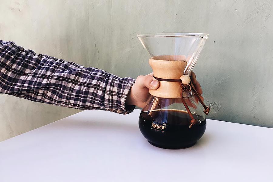 Бариста у міське кафе «Хармс»