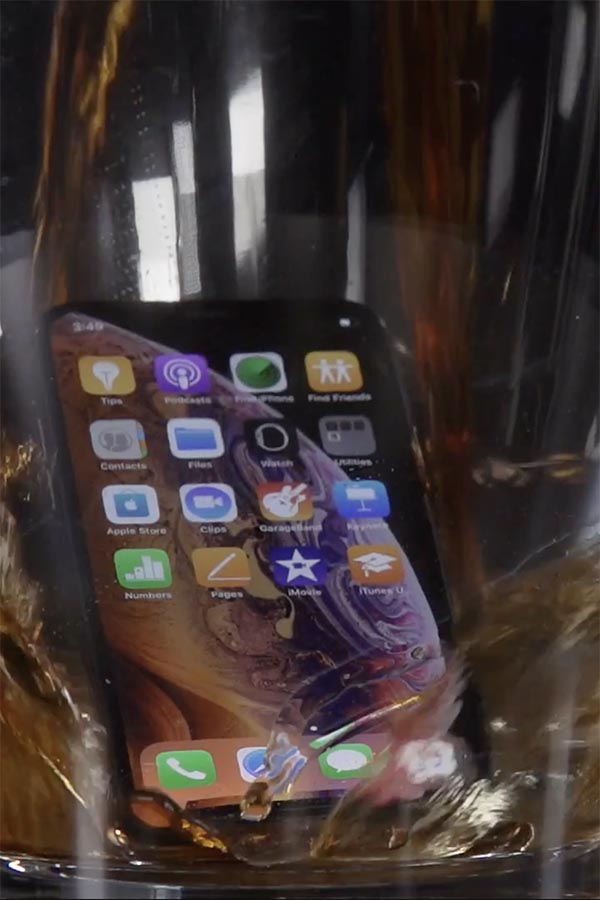 Новий iPhone перевірили на водонепроникність – у каві