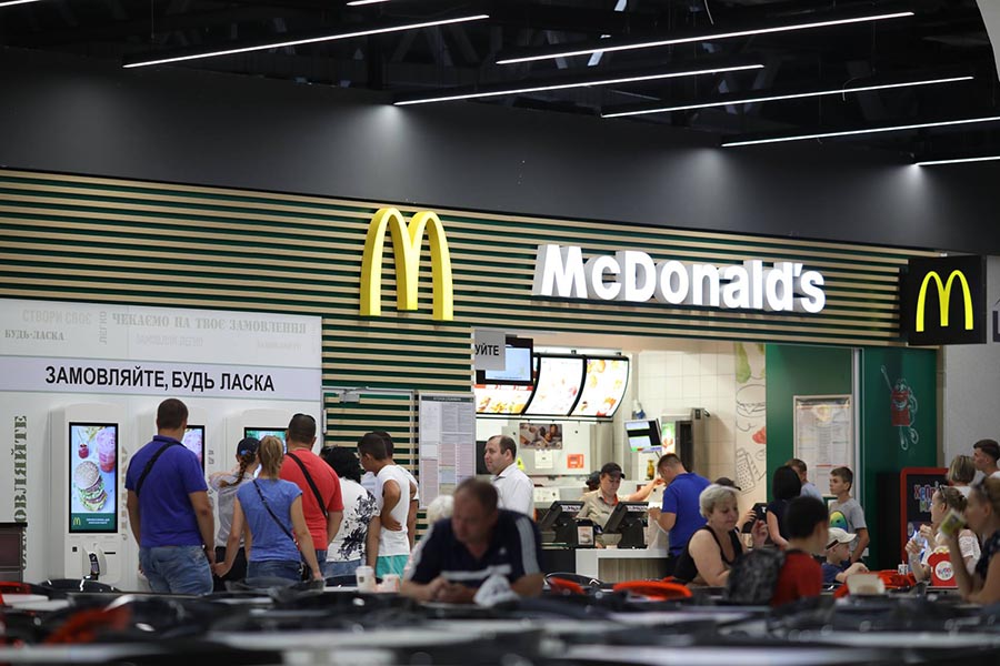 В українських McDonald’s тепер наливають каву у тару гостей
