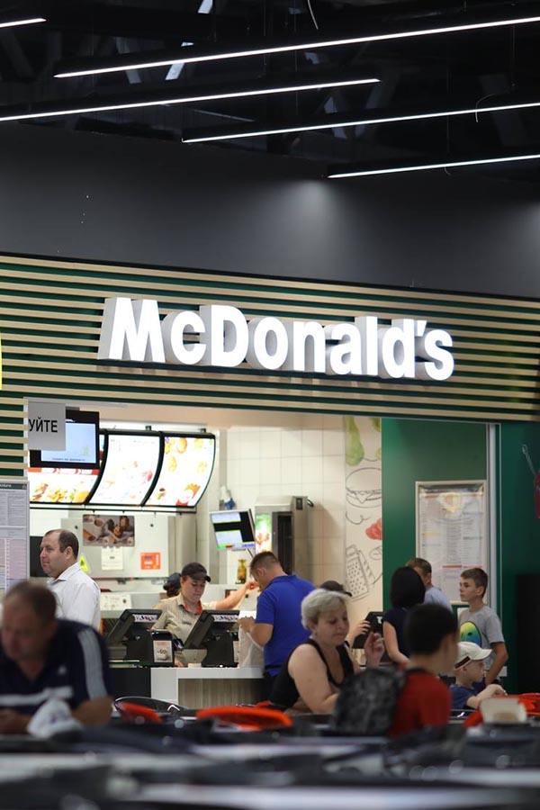 В українських McDonald’s тепер наливають каву у тару гостей