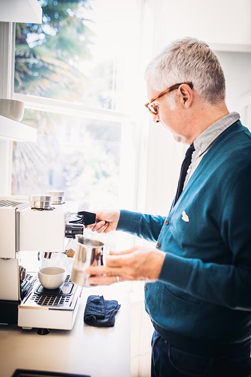 Дивіться, як каву вдома готує засновник Blue Bottle Coffee