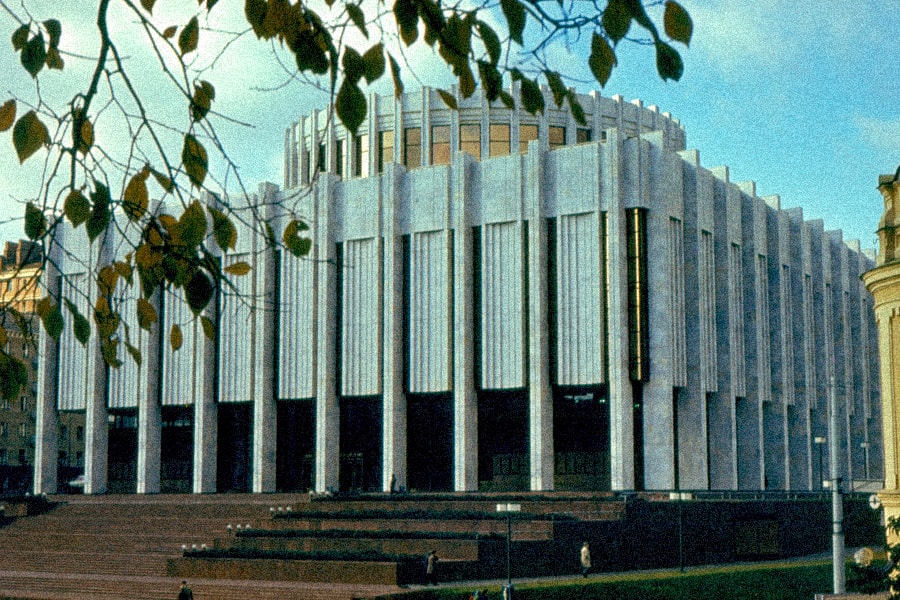 Адміністрацію президента планують перевезти в Український дім. Там відкриють кав’ярню