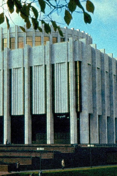 Адміністрацію президента планують перевезти в Український дім. Там відкриють кав’ярню