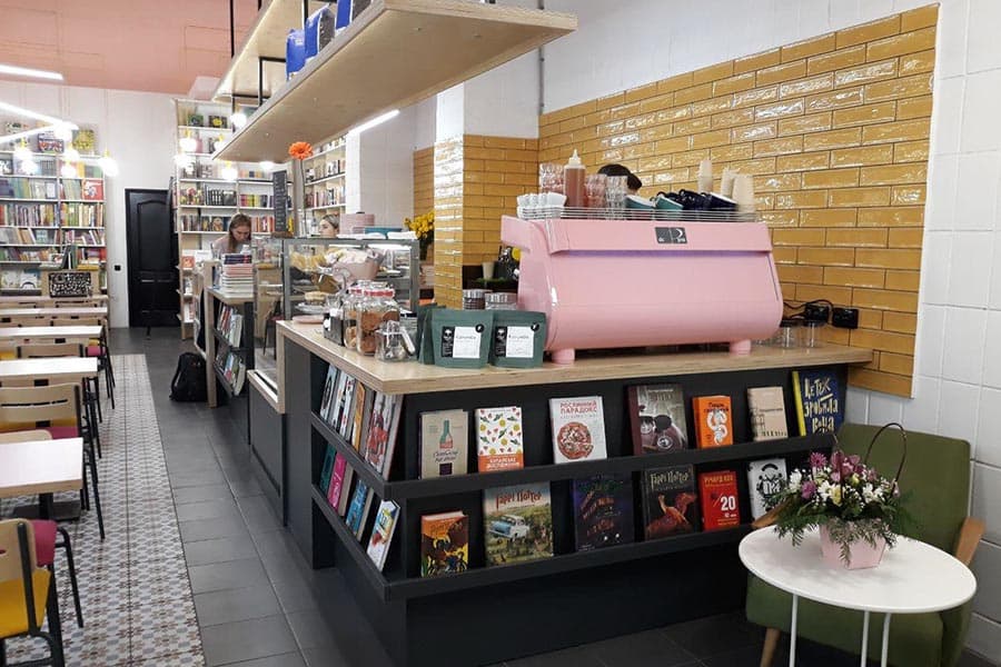 На Русанівці відкрили книгарню-кав’ярню «Моя книжкова полиця»