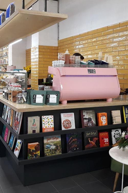 На Русанівці відкрили книгарню-кав’ярню «Моя книжкова полиця»