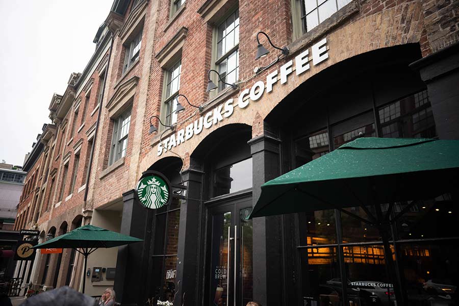 Starbucks вперше введе в меню страви з «рослинним м’ясом»