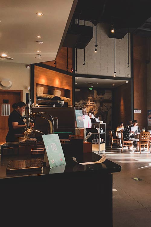 Starbucks відновив роботу 85% кав’ярень у Китаї: їх закрили через коронавірус