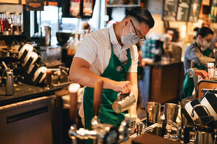 Starbucks зробив маски для обличчя обов’язковими у всіх кав’ярнях у США