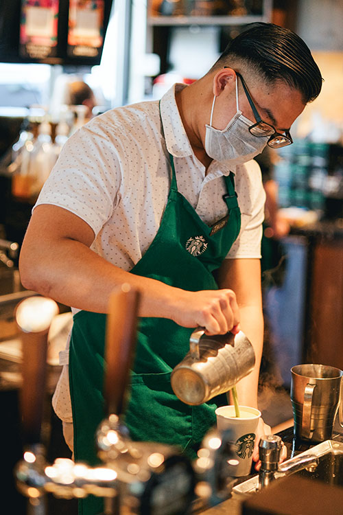 Starbucks зробив маски для обличчя обов’язковими у всіх кав’ярнях у США