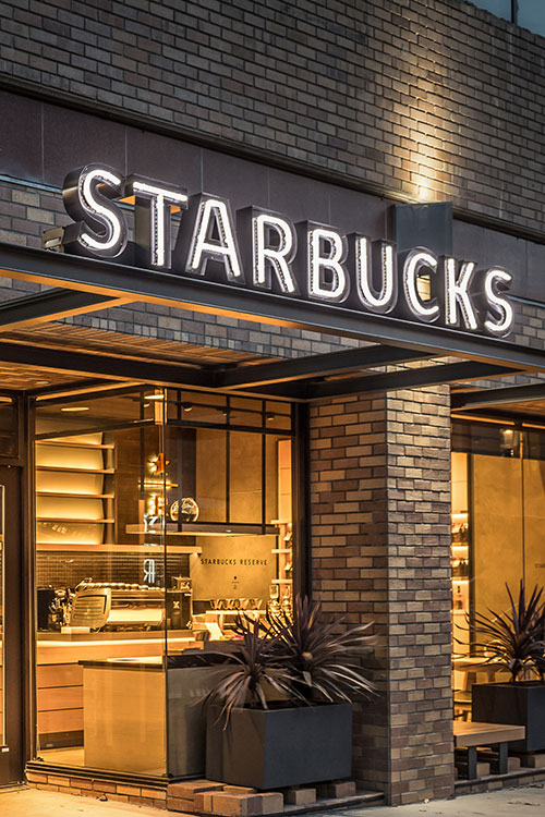 Starbucks дозволив вакцинованим гостям знімати маски в американських кав’ярнях