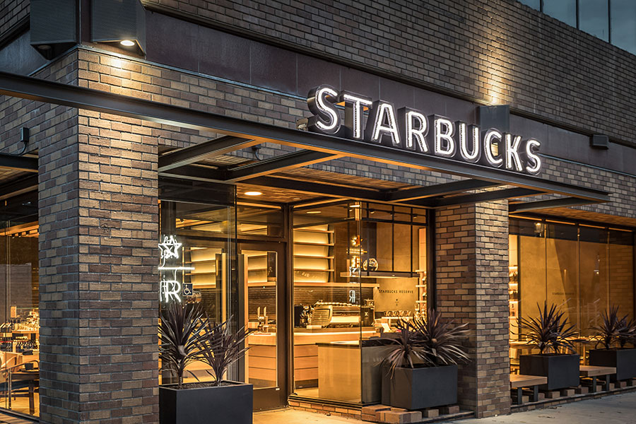 Starbucks дозволив вакцинованим гостям знімати маски в американських кав’ярнях